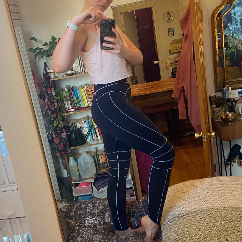 Alo Yoga—Continuity Black White Stripe Leggings